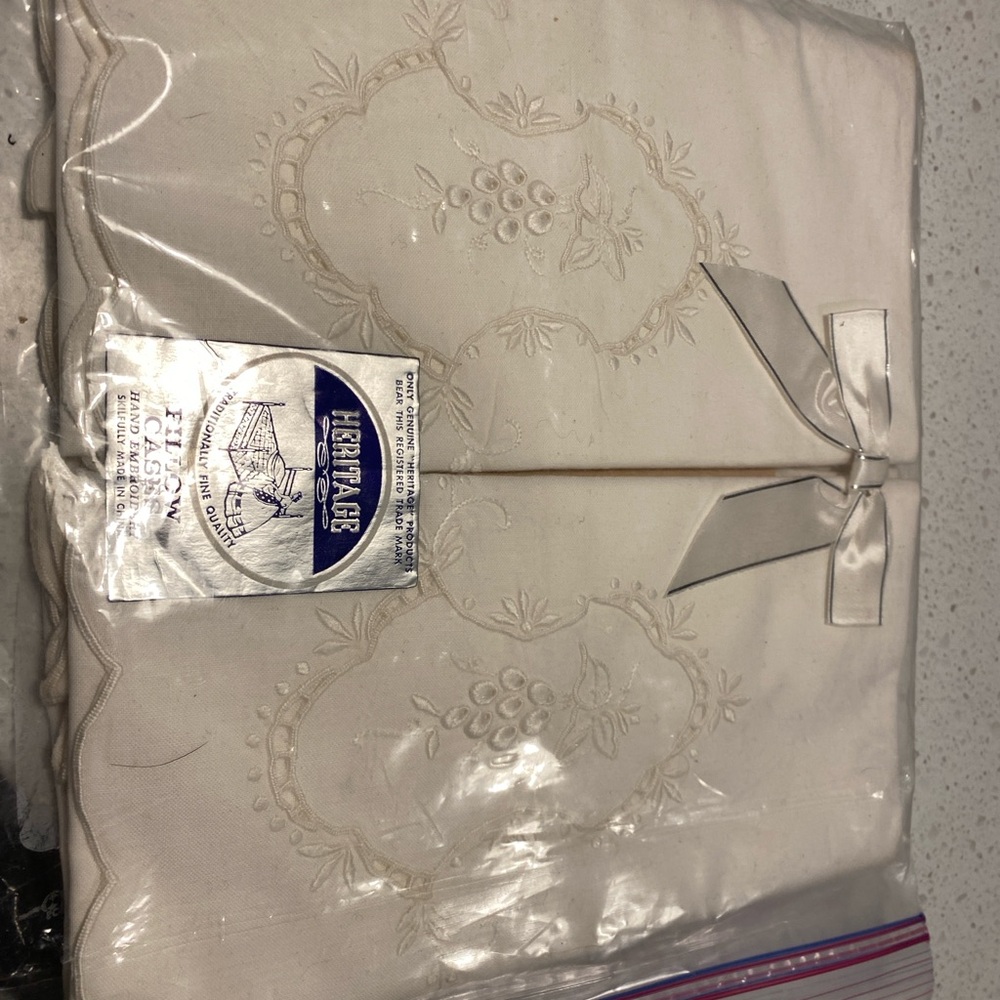 NEW VINTAGE Heritage Lace white embroidery cutwork embellished pillowcase set